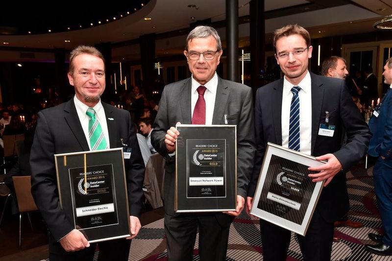 Michael Schumacher (Schneider Electric); Dr. Peter Koch (Emerson Network Power) und Mathias Köster (Weiss Klimatechnik) freuen sich über ihre Awards. (VIT)