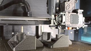 Besonderheiten, die die additive Produktion bietet, sind etwa flexible Dämpfungselemente aus thermoplastischem Polyurethan (TPU), Motoradabdeckungen aus hochfestem faserverstärktem Kunststoff oder Baugruppen, die mehr Freiheitsgrade bei der Ausstattung der Fahrerkabine erlauben. (Bild: CR-3d)