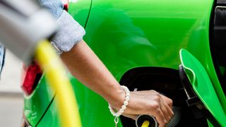 Damit Verbraucher ihre E-Autos zu Hause aufladen können, darf ihnen künftig weder der Vermieter noch die Eigentümergemeinschaft die Einrichtung einer solchen Ladeinfrastruktur verbieten. (Bild: Daimler)