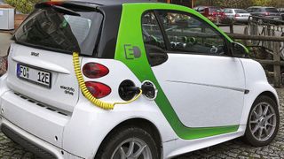 Kfz-Betriebe können mit ihren Eigenzulassungen vom Handel mit den eingesparten CO2-Emissionen bei reinen E-Autos profitieren. (gemeinfrei)