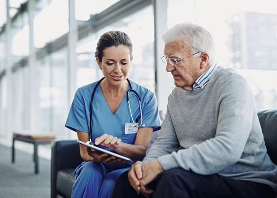 Bei der Entwicklung einer DiGA muss auf die Zielgruppe sowohl auf Patientenseite als auch auf ärztlicher Seite geachtet werden, damit die Anwendung erfolgreich genutzt werden kann. Bei der Entwicklung einer DiGA muss auf die Zielgruppe sowohl auf Patientenseite als auch auf ärztlicher Seite geachtet werden, damit die Anwendung erfolgreich genutzt werden kann.