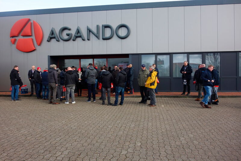 Vor dem AGANDO Firmengebäude wurden die Teilnehmer am nächsten Tag mit Bussen abgeholt... (Vogel IT-Medien GmbH)
