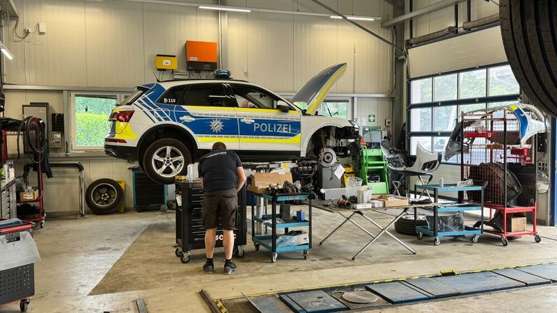 Seit über zehn Jahren vertraut der Landkreis Altötting seine komplette Fahrzeugflotte dem Betrieb an. 140 Einsatzwagen kommen regelmäßig – eine Referenz, die für sich spricht. „Das ist nicht nur ein guter Umsatz“, erklärt Geschäftsführer Christoph Wagner, „sondern auch die beste Werbung, die man haben kann.“ (Bild: Schreiner – VCG)