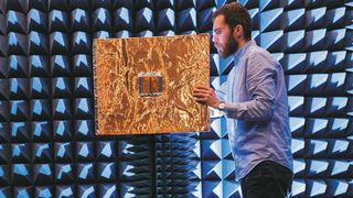 Im Antennenmessraum des KIT wird eine neue "Super-Antenne" überprüft. (KIT)