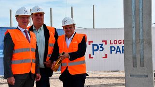 Gefeierter Baustart am Tiefwasserhafen Jadeweserport. Von links: Andreas Bullwinkel, CEO der Container Terminal Wilhelmshaven Jadeweserport-Marketing, Carsten Feist, Oberbürgermeister der Stadt Wilhelmshaven, und Sönke Kewitz, CEO P3 Logistic Parks Deutschland. (Bild: P3)