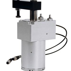 Beim pneumatischen Schwenkspanner mit Kraftverstärkung sorgt eine mechanische Verriegelung dafür, dass die Spannkraft bei Druckabfall erhalten bleibt.(Bild:  Roemheld)