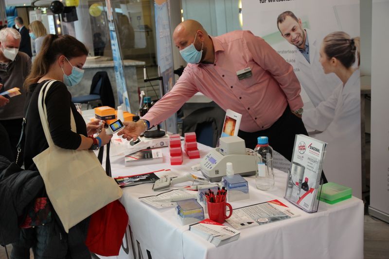 Hands-on: Bei Diagonal ist u. a. die Touchscreen-gesteuerte Pipette „Handy Step“ von Brand da. Hier können Besucher das Handling und die Menüführung selbst ausprobieren.    Infos zu den kommenden LAB-SUPPLY-Messen finden Sie auf www.lab-supply.info.  (LABORPRAXIS, C. Lüttmann)