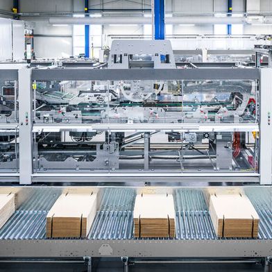 La KHS Innopack Kisters TSP Advanced offre aux utilisateurs une flexibilité maximale : elle conditionne les bouteilles en PET et en verre ainsi que les canettes dans des barquettes, sous film, dans des barquettes et sous film, ainsi que sur des coussins et sous film. (Image :KHS)