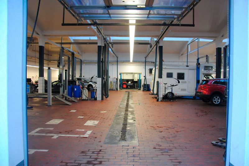 Viel Platz: Zwölf Arbeitsplätze gibt es in der Werkstatt. (Baeuchle/»kfz-betrieb«)