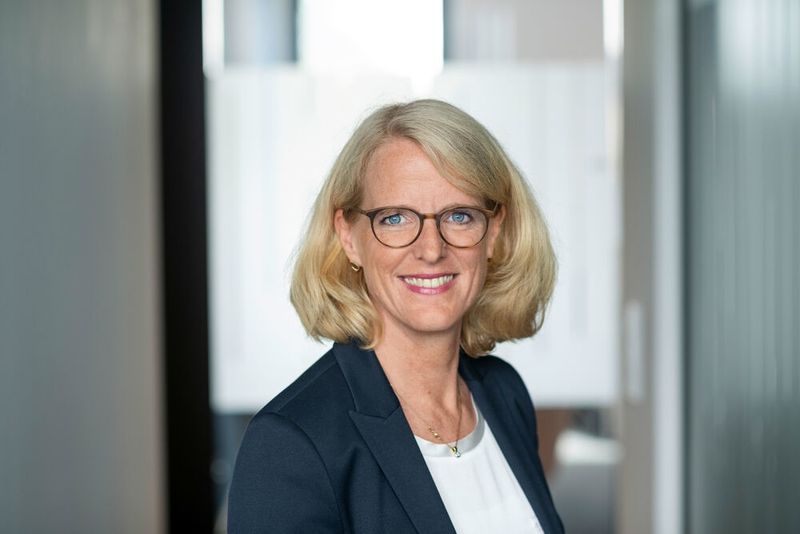 Elke Temme leitet bei Volkswagen Group Components das neu geschaffene Geschäftsfeld „Laden & Energie“. Die gebürtige Wolfsburgerin ist gelernte Bankkauffrau und studierte internationale Betriebswirtschaftslehre. Ihre Karriere begann Temme bei der Commerzbank, bevor sie ab 2002 verschiedene leitende Positionen bei der RWE AG sowie der daraus ausgegründeten Innogy SE innehatte. Dort führte Temme zuletzt als COO die Innogy eMobility Solutions GmbH. (ampnet/jri) (Volkswagen)