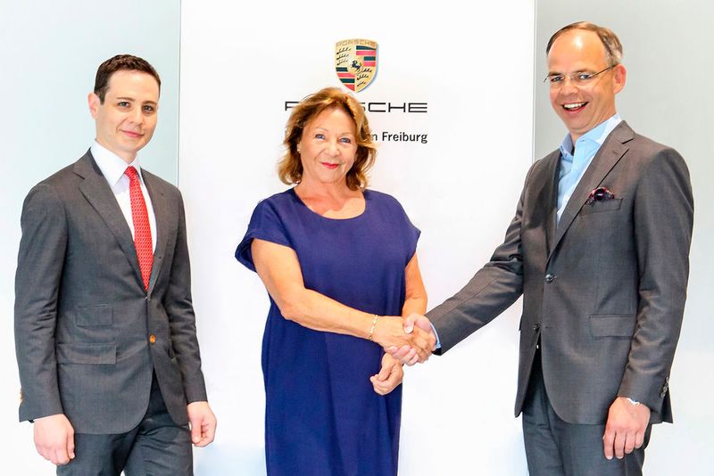 Die Übergabe besiegelten (v. li.) Michael und Renate Szanto sowie Thomas Lämmerhirt, Vorstand und Geschäftsführer der Hardenberg-Gruppe. (Graf-Hardenberg-Gruppe)
