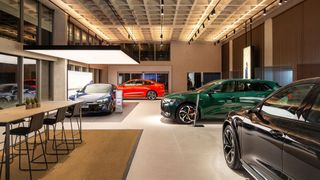 Audi führt ab 2023 ein neues Schauraumkonzept ein. Ein erster Modellbetrieb hat jetzt in Brasilien eröffnet. (Bild: Audi)