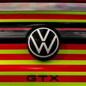 Noch ist der VW ID.5 GTX getarnt – und zwar ganz schön bunt.(Bild:  VOLKSWAGEN)