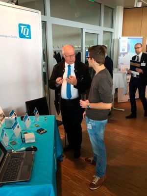 Ein intensives Fachgespräch von Wolfgang Heinz-Fischer, TQ, mit einem Konferenzteilnehmer. (Bild: Johann Wiesböck)