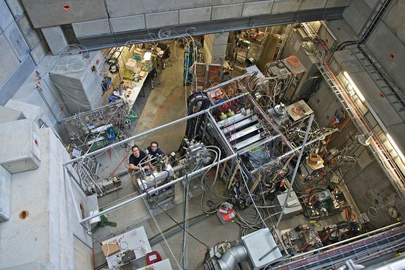Karsten Schuhmann (l.) und Aldo Antognini in der Experimentierhalle des Paul Scherrer Instituts. (Paul Scherrer Institut/Markus Fischer)