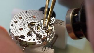 Bild 3: Die präzise gefertigten Rohteile aus der CNC-Werkstatt werden von erfahrenen Uhrmachern von Hand veredelt und montiert. (Bild: Chopard)