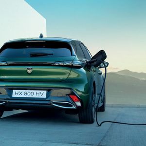 Der kompakte Stromer ist in der Ausstattungslinie Allure ab 44.000 Euro erhältlich.(Bild:  Peugeot)