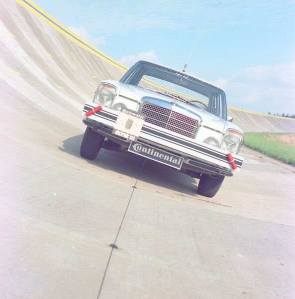 Das erste fahrerlose Auto, hier in einer Original-Aufnahme von 1968, fuhr einen Draht entland, der auf der Fahrbahn befestigt war. 
 (Continental)
