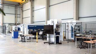 Außer an Laser-, Stanz-, Markier- und Biege­maschinen können die Auszubildenden auch Erfahrungen an einer Schleif- und Entgratmaschine sammeln. (BANG)