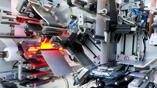 Stapeln anstatt Wickeln der Elektroden hat bei rechteckigen Zellformaten wie den PHEV-1 Zellen einige Vorteile. Es führt zu einem sehr homogenen Aufbau des Zellstapels und einer besseren Raumausnutzung des Gehäuses (Hardcase). Damit verbessert sich die Zellkapazität, Langlebigkeit und Sicherheit gegenüber gewickelten Lithium-Ionen-Zellen. (ZSW)