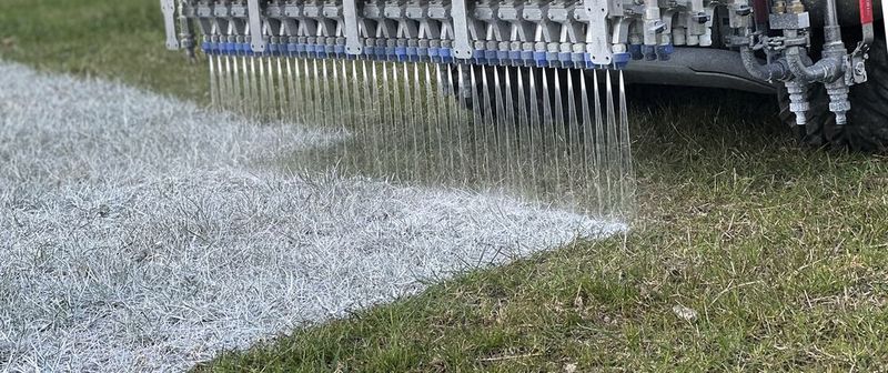 Er ist mit patentierter Sprühtechnologie und automatisiertem Druckvorgang ausgestattet und verwandelt so jede Landschaft (Rasen, Asphalt, Schnee) zu überdimensionalen Werbeflächen. (Bild: Hawe Mattro)