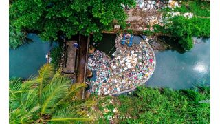Plastic Fischer nutzt schwimmende Barrieren, um Plastikabfälle aus Flüssen zu sammeln. Dank der finanziellen Unterstützung von igus konnten bereits 3.340 kg Plastik in Kanput und Mangaluru gesammelt werden, was mehr als 150.000 Plastiktüten entspricht.  (Bild: Plastic Fischer)