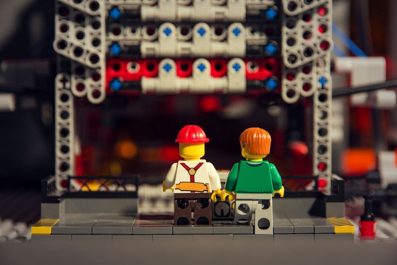 In dem Papercube-Projekt bauten Studenten zusammen mit Andreas Baumgart eine vollautomatische Papierwürfelfabrik. (Bild: Lego Mindstorms)