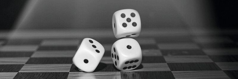 Eine neue Studie zeigt, dass Mutationen nicht so zufällig im Erbgut verteilt sind, wie gedacht – spielt die Evolution mit gezinkten Würfeln? (Symbolbild) Eine neue Studie zeigt, dass Mutationen nicht so zufällig im Erbgut verteilt sind, wie gedacht – spielt die Evolution mit gezinkten Würfeln? (Symbolbild)