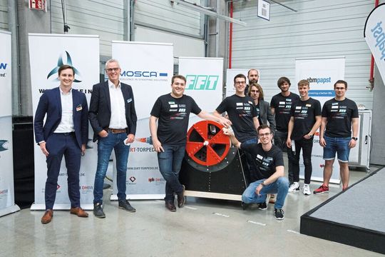 Im Bild (v.l.): Adrian Ritzhaupt (Group Director Commercial & Service), Frank Mutschler (Leiter Marktkommunikation, beide Mosca) und das Team der Dirt Torpedo mit der Tunnelbohrmaschine.(Bild:  Mosca)