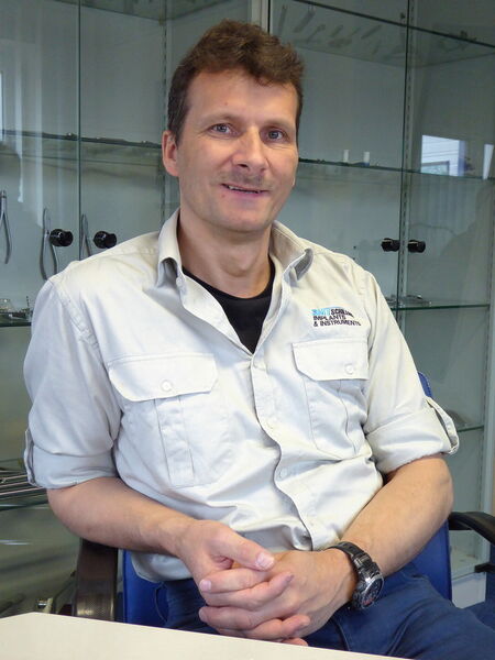 Erik Schilling, Inhaber und Geschäftsführer der SMT Schilling Metalltechnik GmbH, in Mühlheim in der Nähe von Tuttlingen. Er hat ein Händchen fürs Feine. Um auch filigrane Teile schneiden zu können, investierte er in eine CNC-Laserschneidmaschine HEL Europe. (Bild: Kuhn)