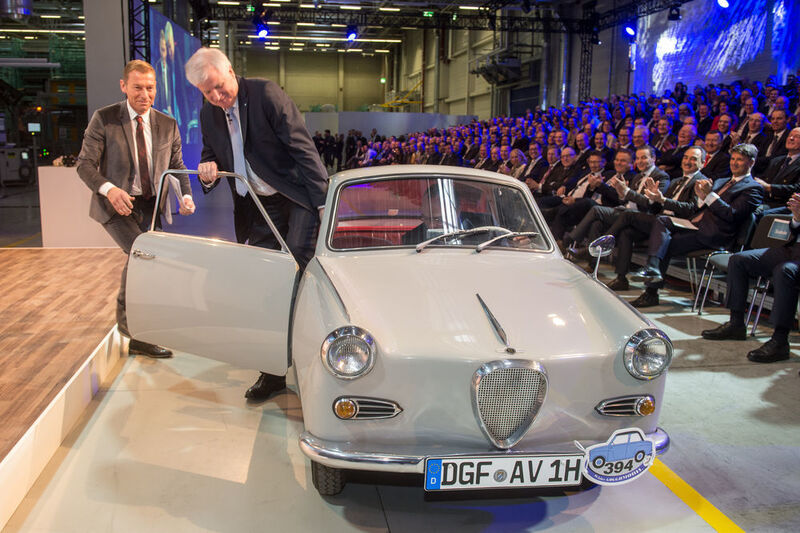 Vorsicht Obergrenze! Bayerns Ministerpräsident Horst Seehofer beim Sitztest im Goggomobil von 1969. (BMW)