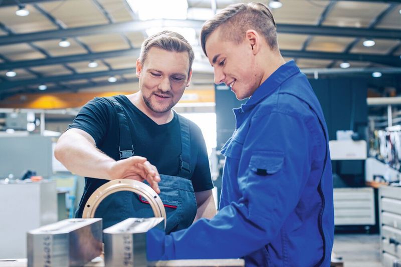 De nombreuses personnes expriment leurs doutes quant à la suppression de l'examen de connaissances professionnelles du CFC. (Source : © Kzenon – stock.adobe.com)