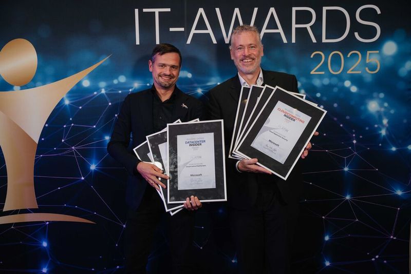 Abstauber des Abends: Microsoft! Dmitry Pakhomov und Björn Tromsdorf mit den insgesamt sieben IT-Awards, die das Unternehmen in diesem Jahr gewinnen konnte. (Bild: Manuel Emme Fotografie)