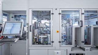 Prüfroutine: Das modular erweiterbare Roboinspect-System von Roboworker prüft Werkstücke auf Beschädigungen im Mikrometerbereich. (Bild: SMC/Roboworker)