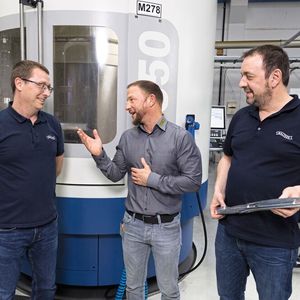 A successful collaboration: Ronny Buchholz in conversation with Horn technician Thomas Kisch and Walther machine operator David Engel.(Image: Horn/Sauermann)