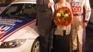 Liqui Moly-Marketingleiter Peter Baumann (links) und Rennfahrer Franz Engstler übergeben Gabriele Schmid ihren Gewinn: einen BMW 320si.  (Foto: Liqui Moly)