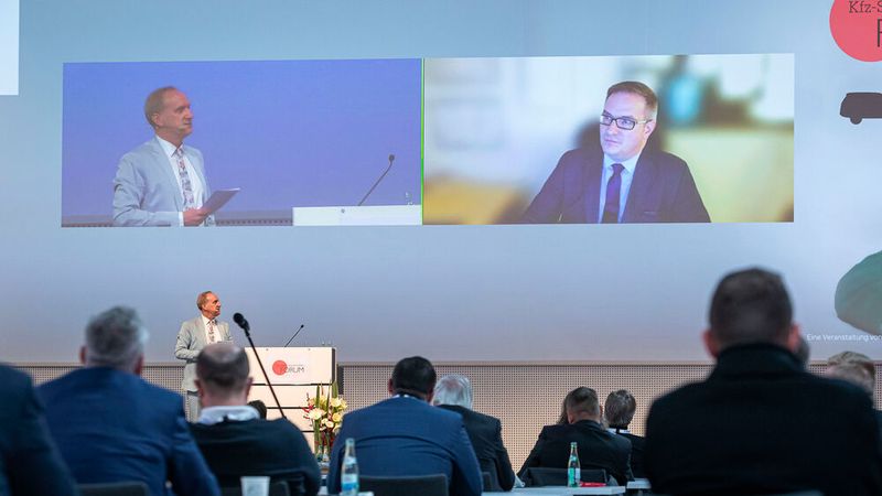 Der Sachverständige Eric Mertens kennt die Herausforderungen bei Schadenbewertungen am HV-Fahrzeug. (Bild: Stefan Bausewein)