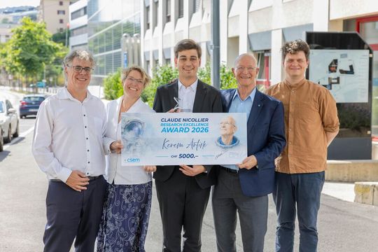 V. l. n. r.: Christophe Ballif (Scientific Advisor, CSEM), Andrea Dunbar (CTO, CSEM), Kerem Artuk (R&D Engineer, CSEM), Claude Nicollier (ehemaliger Präsident des CSEM und Schweizer Astronaut) und Christian Wolff (EPFL PV Lab).(Bild:  CSEM)
