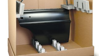 Empfindliche Waren lassen sich beim Versand mit dem Polstersystem „formcut Plus“ stabil fixieren und schützen. (Romwell)