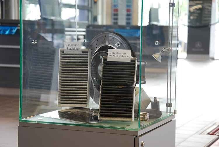 Schaukästen in der Direktannahme verdeutlichen mit gebrauchten Fahrzeugteilen den Servicebedarf. (Foto: Rosenow)