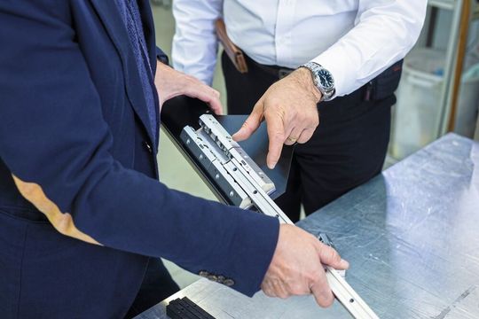 Die Franke-Laufwagen lassen sich einfach von der Schiene abnehmen.(Bild:  Franke Linearführungen)