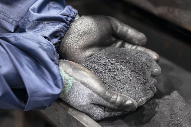 Die schwarze Masse ist das Pulver, das in der Batterieherstellung verwendet wird. Es ist ein Gemisch wertvoller Batterieminerale. (Bild: Endress+Hauser/SeongJoon Cho/Bloomberg)