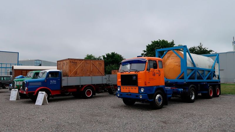 Rechts ein Volvo F88, wie er in den 1980er-Jahren vom VEB Deutrans genutzt wurde. Deutrans war eine Spedition der DDR, die grenzüberschreitend agierte. (Bild: Diehl – VCG)