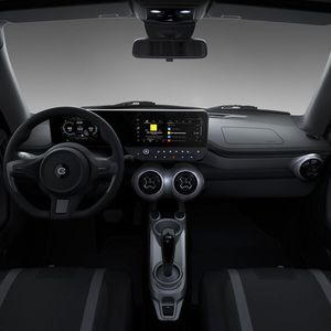 Der E-Wave X bietet ein Infotainmentsystem, dessen Touchscreen zusammen mit dem digitalem Kombiinstrument in einen 23-Zoll-Widescreen eingefasst wurde.(Bild:  E-Go Mobile)