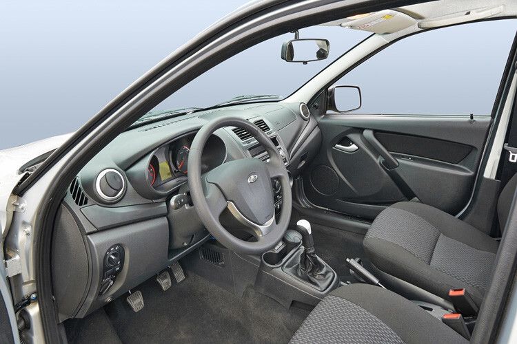 Der Innenraum des Modells ist im Vergleich mit anderen Kleinwagen noch sehr spartanisch. (Foto: Lada Deutschland)