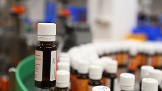 Präzisionsarbeit und selbst für Eingeweihte nicht zu erkennen: Das neue Etikett liegt so exakt über dem Originaletikett, dass Letzteres nicht mehr zu erkennen ist. (Bild: Herma)