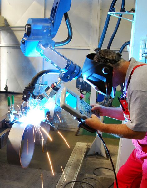 Als intelligente Werkzeuge können Roboter die Arbeit des Werkers erleichtern. (© Jürgen Effner - Fotolia)