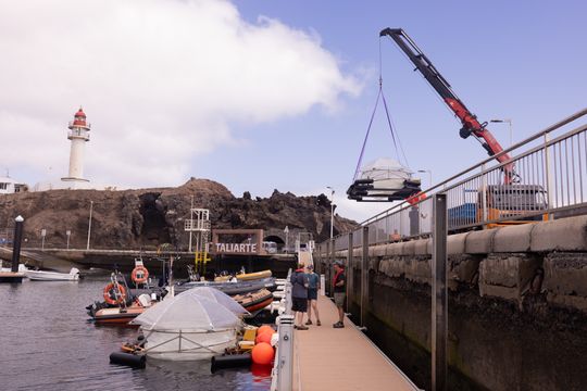 Freiluftlabor: In zwölf Mesokosmen – testet ein internationales Forschungsteam im kleinen Hafen von Taliarte an der Ostküste von Gran Canaria erstmals, ob Betonschutt geeignet ist, die Alkalinität des Meerwassers zu erhöhen.(Bild:  Micha Sswat, GEOMAR)