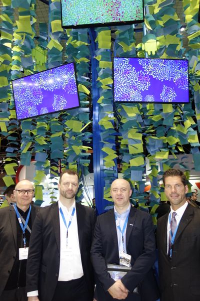 (v. l.) Peter Link, united communications, mit dem Philips Team Konstantin Flabouriaris, Martin Kostorz und Rainer Bloch. (Bild: IT-BUSINESS)