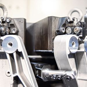 4000 Tonnen Aluminium verarbeitet Fémalk monatlich zu Druckgussteilen wie beispielsweise Fahrwerksteile, Motor und Getriebelager und Elektronikgehäuse aber auch komplexe Klimakompressorteile, Scheinwerfer- oder Thermostatgehäuse.(Bild:  Fémalk)